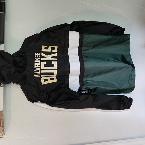 Milwaukee Bucks Size medium, thin shell hooded jacket - Picture 5 of 8